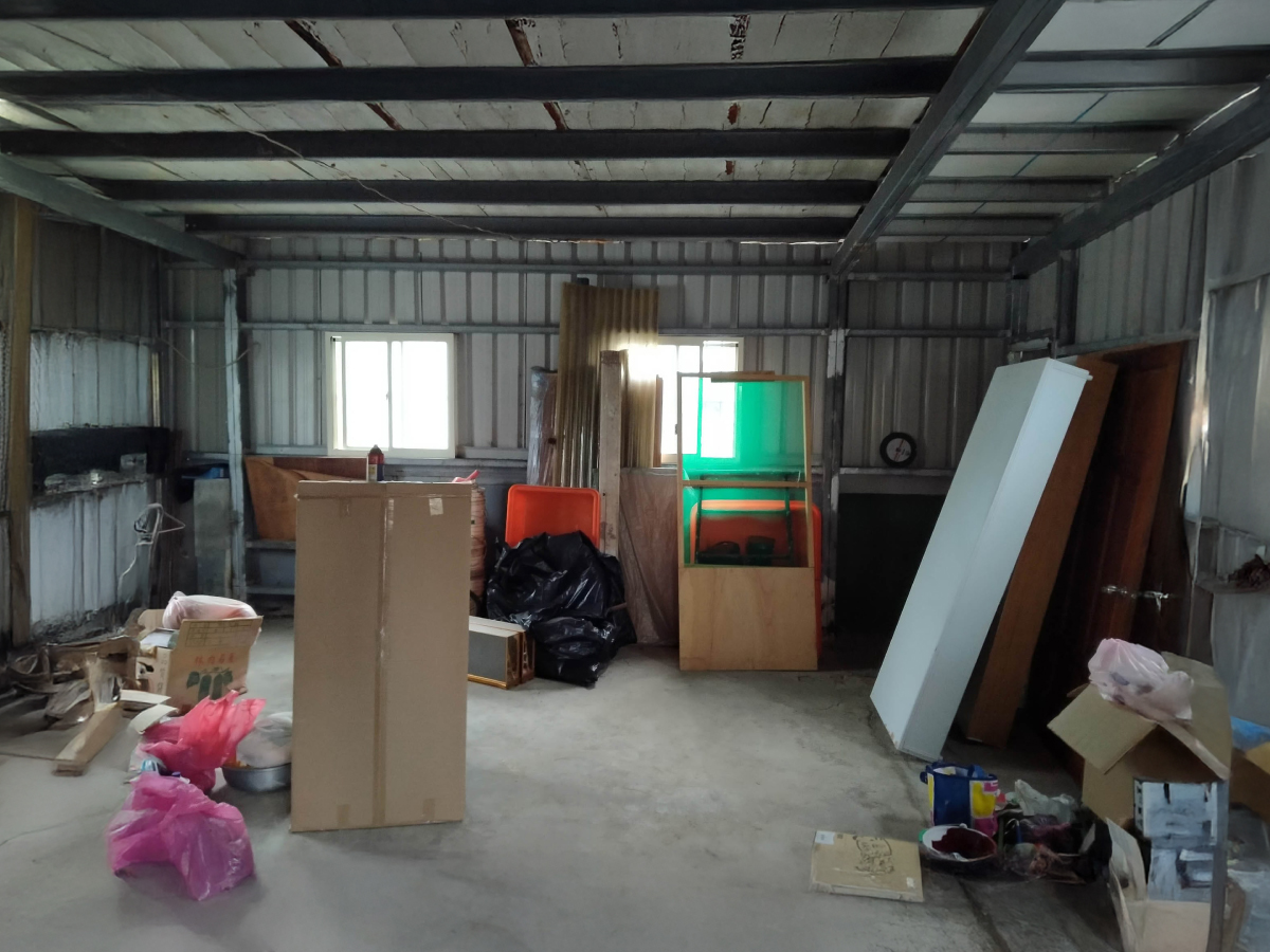 頂崁鐵皮屋前 頂崁鐵皮屋前